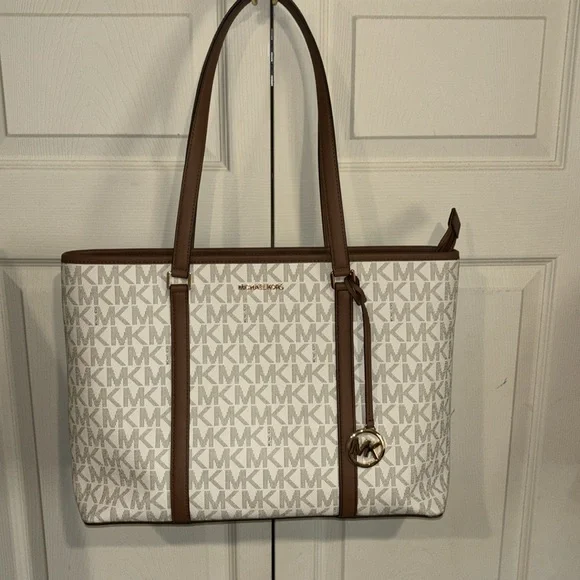 MK Lg MF TZ TOTE Sandy Vanilla/ LUGG